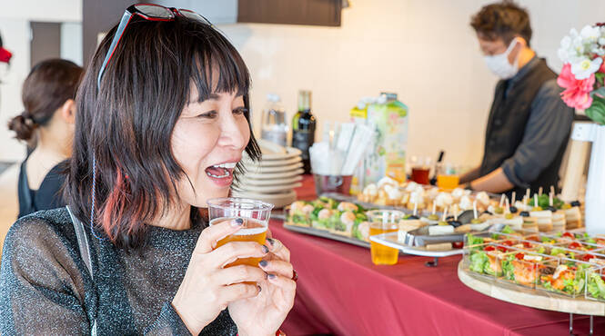 美味しいお料理と冷たいドリンクで自然と会話も弾みます