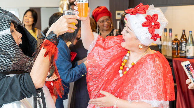 マイクのコスプレと赤いドレスで賑やかに最高の乾杯！