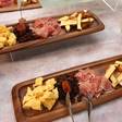 おつまみの定番をワンプレートに　（生ハムチーズドライフルーツ）　