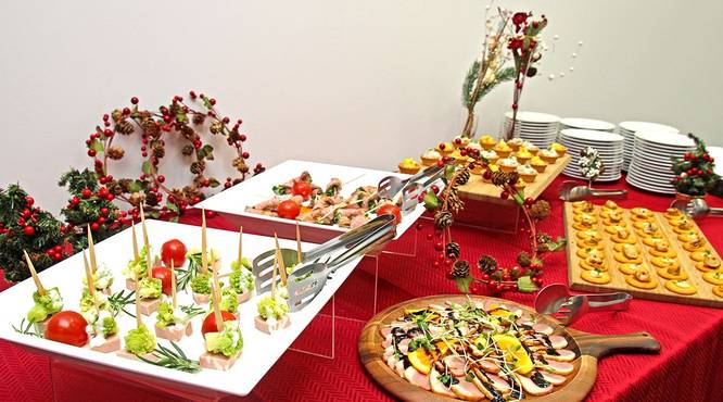 忘年会という事で、クリスマスリースで季節感を演出
