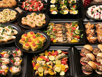 ポークチョップにかぶりつくハワリアンスペシャル