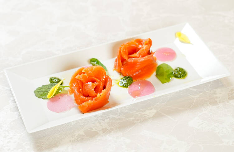 ＜前菜＞サーモンのマリネ サルサヴェルデ 紅しぐれ大根添え