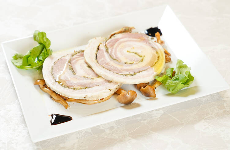 <前菜>ポルケッタ(豚バラ肉のイタリア風香草焼き)大麦とキノコソテー バルサミコ風味添え