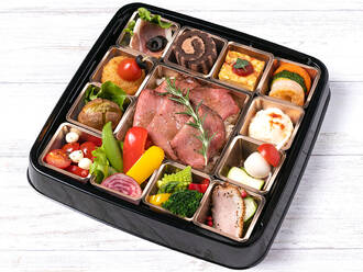 ローストビーフ丼と12種のオードブルのお一人様BOX(2,500円) 