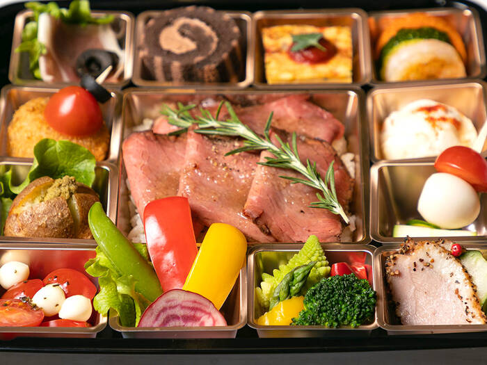 ローストビーフ丼と12種のオードブルのお一人様BOX｜ROYAL GARDEN DELI