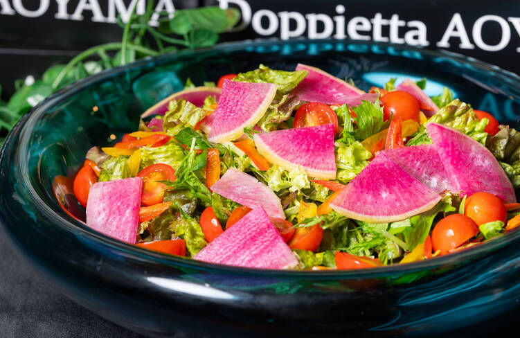 すりおろし野菜ドレッシングの彩りサラダ