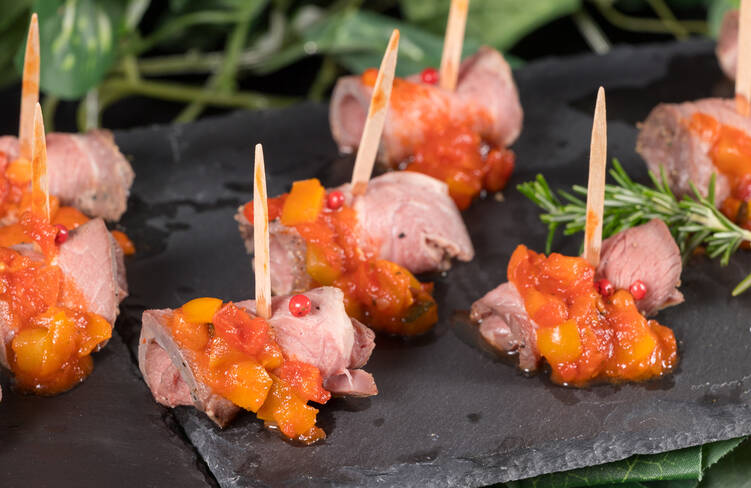 特製ローストビーフピンチョス カポナータ添え