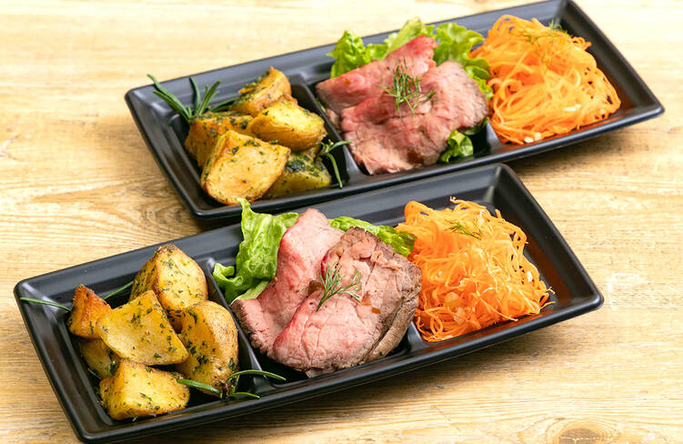 国産ポテトのジェノベーゼソース/ローストビーフ 自家製オニオンソース/キャロットラペ ナッツ