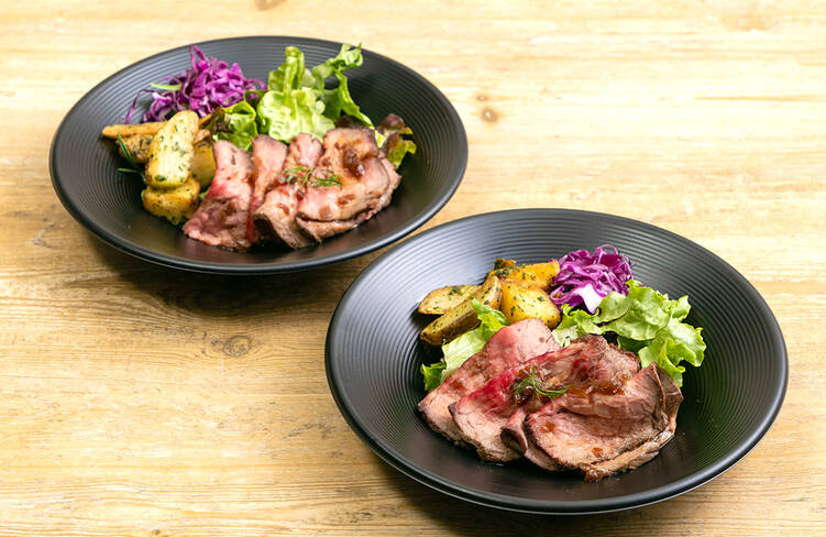 ローストビーフ 自家製オニオンソース/国産ポテトのジェノベーゼソース