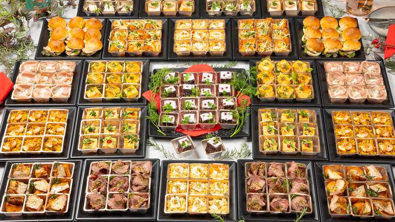 小分けで便利!プラチナブッフェ クリスマスプラン≪12/30まで納品可能≫(2,500円/人)