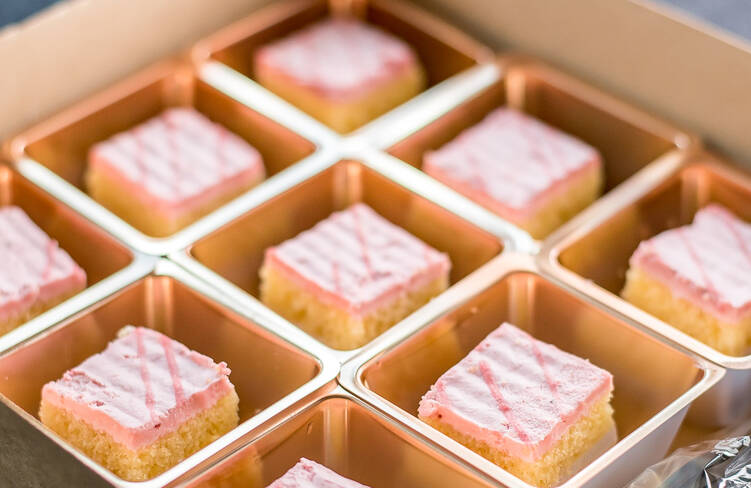 イチゴムースのプチケーキ