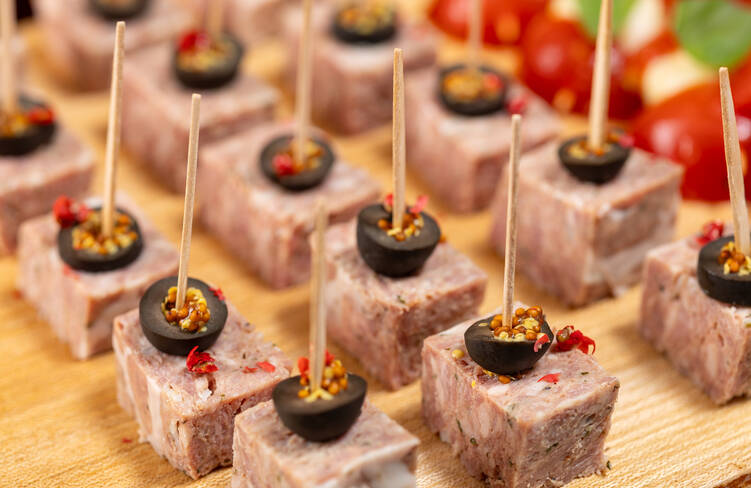 パテドカンパーニュとオリーブのピンチョス