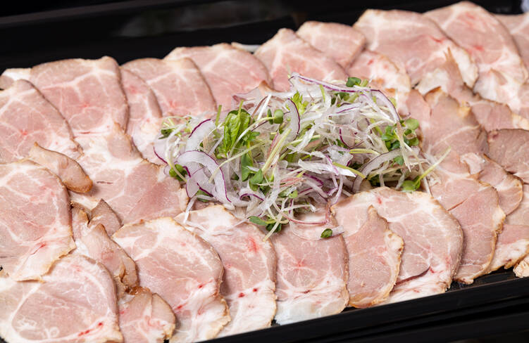 豚ロース焼肉と香味野菜の絨毯プレート