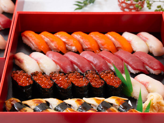 鮨だけお届け》折箱で届く豊洲直送のつかごしの鮨｜懐石tsukagoshi