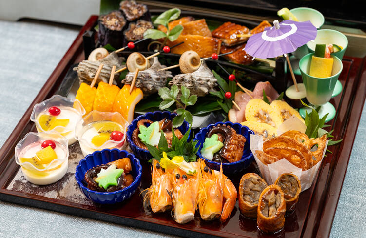 和風オードブルアソート(さざえ磯煮、いいだこの煮物、蟹ときゅうりの錦糸巻き、海老の塩焼き、銀かれいの照り焼き・蓮根せんぺい・合鴨のスモーク・穴子の八幡巻き・鰻卵巻き・烏賊の小金焼き、うなぎかば焼きのこぶし、茄子の田楽)