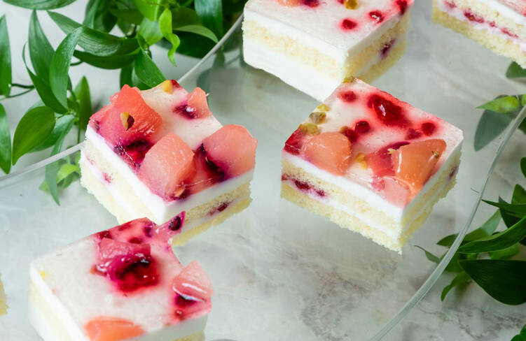 桃とラズベリーのケーキ