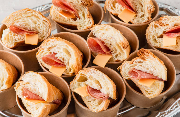 クロワッサンサンド～サラミとレッドチェダーチーズ～
