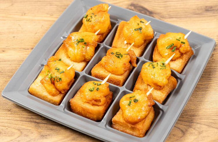 海老チリと揚げパンのピンチョス仕立て