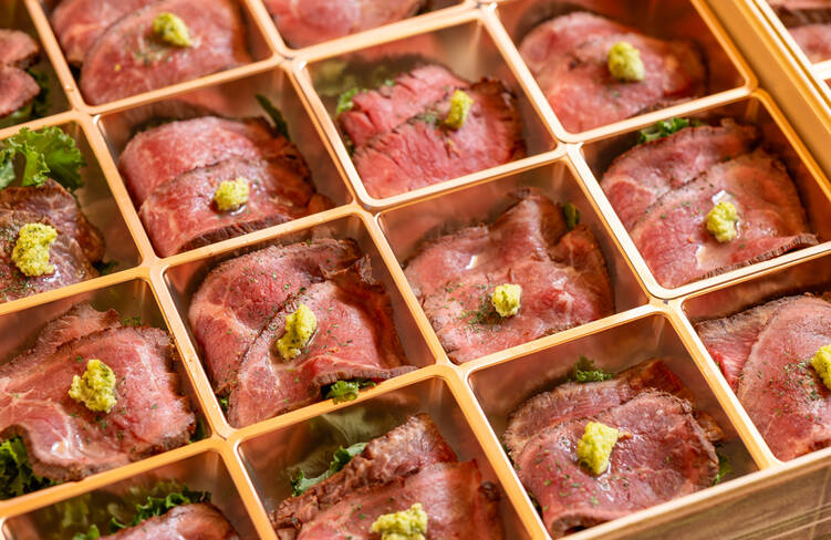 黒毛和牛のローストビーフ漬け焼き わさび添え