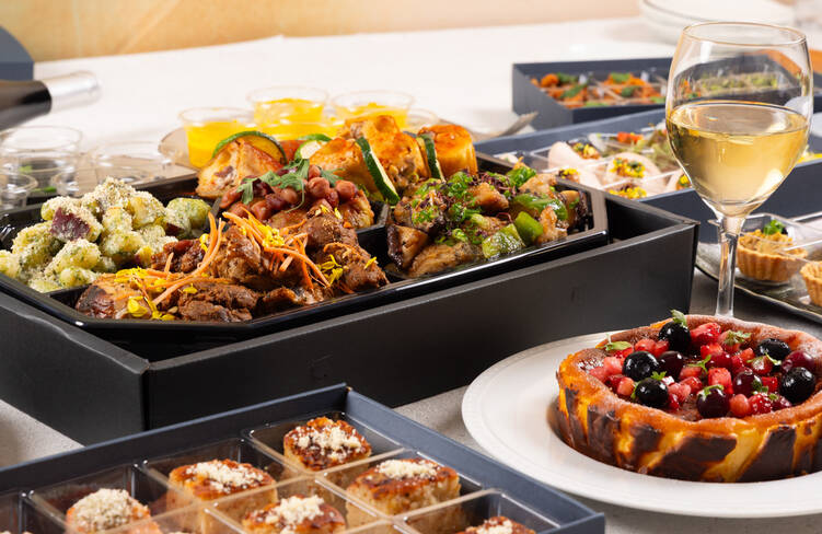 温製料理とケーキのほか、小分けの創作料理が18品詰まったプランです