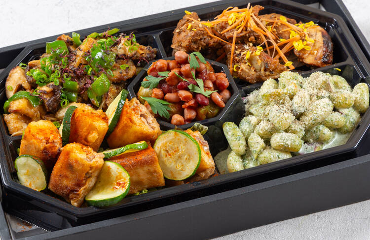 【温製プレート】炭火ケイジャンチキン、ニョッキ、さわらのみぞれ煮、芽キャベツのトマト煮込み 肉味噌と燻製チーズの包み焼き