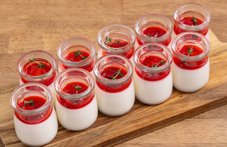 いちごミルクプリンの自家製瓶詰めスイーツ