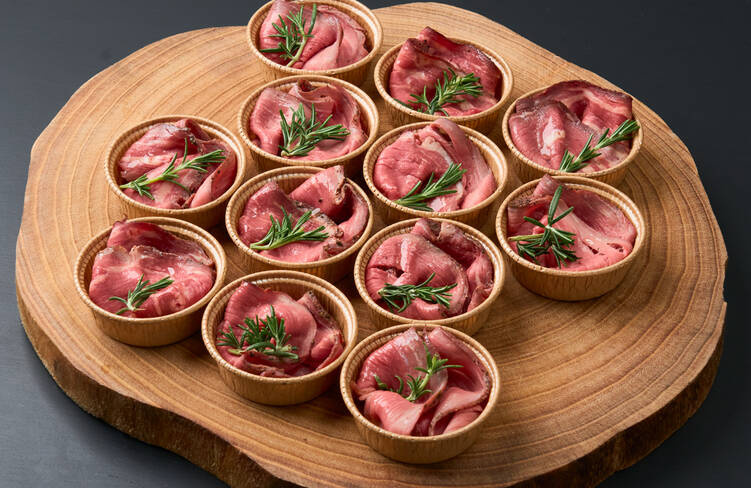 特製牛もも肉の柔らかローストビーフ 玉ねぎソース