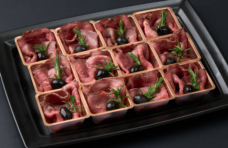 特製牛もも肉の柔らかローストビーフ 玉ねぎソース