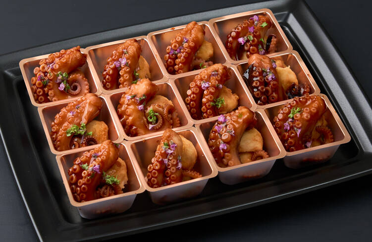柔らかタコの蒸し焼き 揚げ里芋を添えて