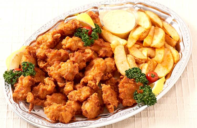 鳥の唐揚げとスパイシーフライドポテト