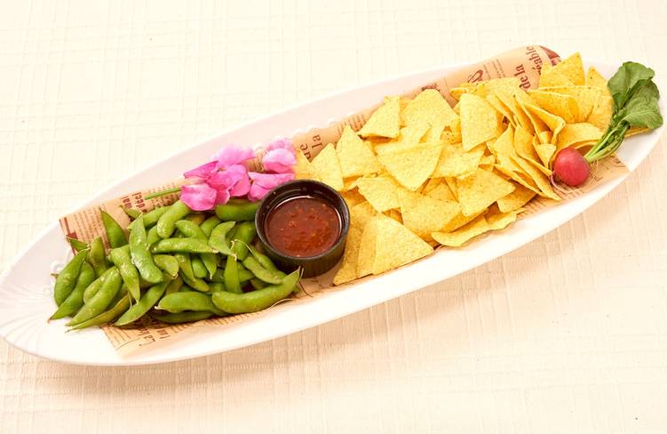 トルティーヤチップスとおつまみ一品