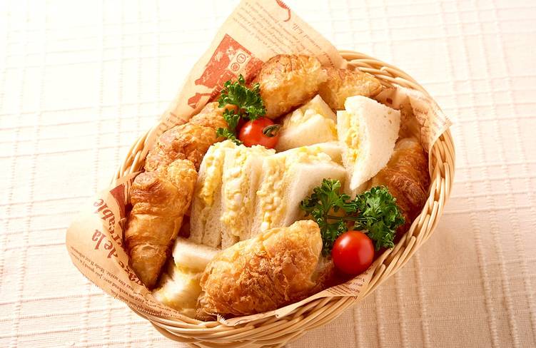 タマゴサンドイッチとクロワッサン