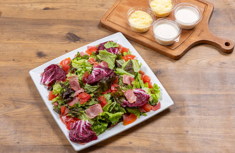 たっぷり！パルメザンチーズの彩色シーザーサラダ