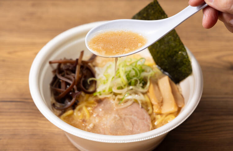 野菜の旨みも入った背油豚骨醤油スープ