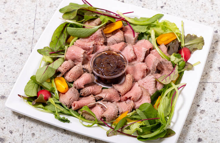 ローストビーフのサラダ仕立て 自家製オニオンソース