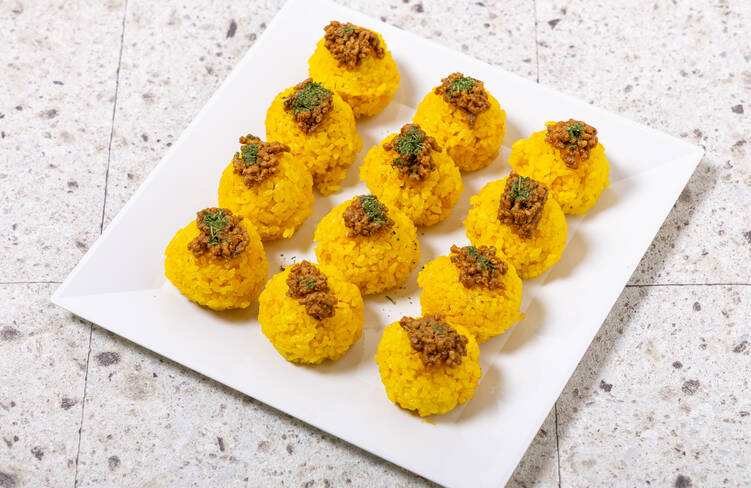 サフランライスとドライカレーの一口おにぎり