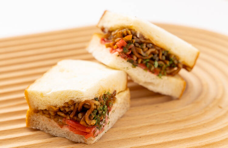 紅しょうががきいたこだわり焼きそばのサンドイッチ