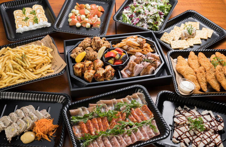 12名様分の盛り付けイメージ(※温製料理は6名様分の盛り付けイメージ)