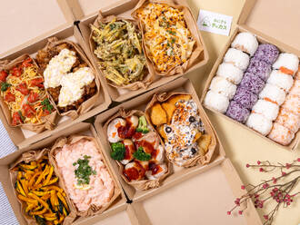 おにぎり2種とお惣菜8種セット(1,500円) 