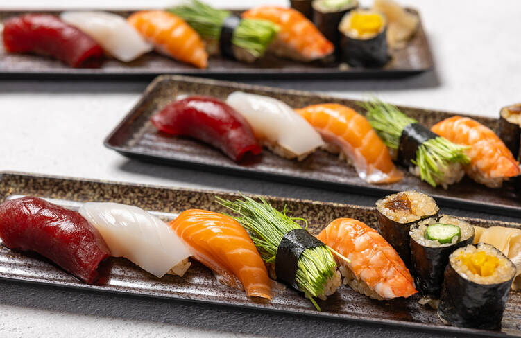 天然まぐろ赤身・イカ・海老・サーモン・芽ネギ・かんぴょう巻き・かっぱ巻き・おしんこ巻き