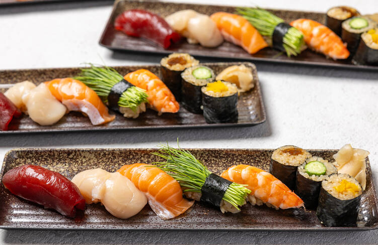 天然まぐろ赤身・帆立・海老 ・サーモン・芽ネギ・かんぴょう巻き・かっぱ巻き・おしんこ巻き