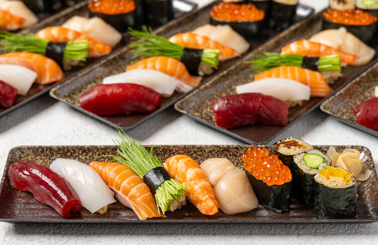 天然まぐろ赤身・イカ・海老・サーモン・芽ネギ・帆立・かんぴょう巻き・かっぱ巻き・おしんこ巻き
