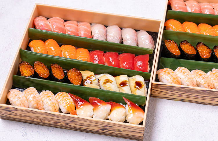 握り寿司 8種類の内1貫 (中トロ、まぐろ赤身、かんぱち、サーモン、穴子、エビ、ほっき貝、いくら)