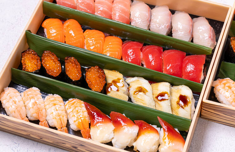 握り寿司 8種類の内1貫 (中トロ、まぐろ赤身、かんぱち、サーモン、穴子、エビ、ほっき貝、いくら)