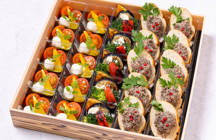 カプレーゼのジェノベーゼソース・焼き野菜のシーザー仕立て・椎茸ソテーのカナッペ