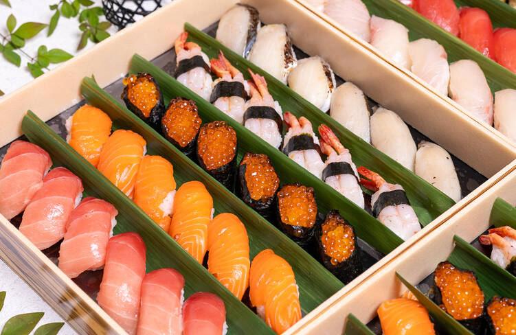 にぎり鮨(中トロ、サーモン、いくら、甘エビ、旬のネタ)