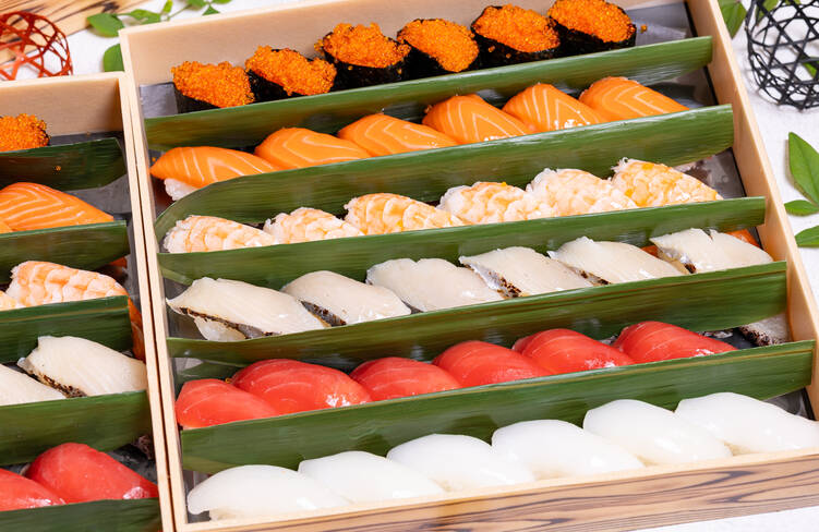 にぎり鮨(まぐろ、烏賊、旬のネタ、海老、サーモン)