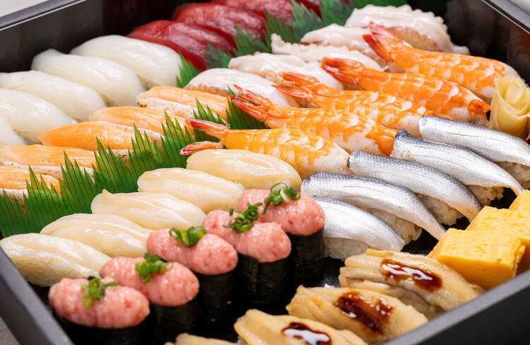 まぐろ(赤身)、焼きサーモン、えびなど人気のネタを10貫セレクト！