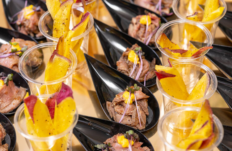 黒毛和牛のゆっけ仕立てトリュフ風味・さつまいもスティック