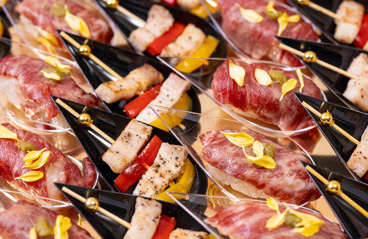 黒毛和牛かたロースの炙り鮨、豚バラのBBQ串